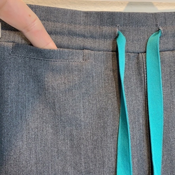 FIGS Yola Skinny Technical Collection Scrub Pants in Graphite Gray Size Medium - Picture 5 of 15